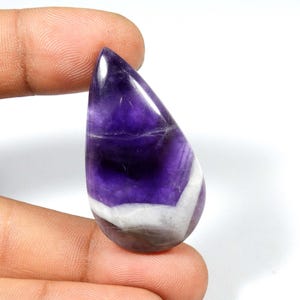 Cabochon in agata ametista. Ametista viola naturale. Elegante pietra preziosa in agata ametista. Ametista a forma di pera per gioielli. 49 carati KB-8110