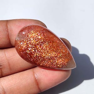 Pietra preziosa di pietra del sole rosso-arancio. Pietra del sole a reticolo arcobaleno. Cabochon di pietra del sole scintillante naturale. Pietra del sole a forma di pera per gioielli. 54 carati. KB-9825