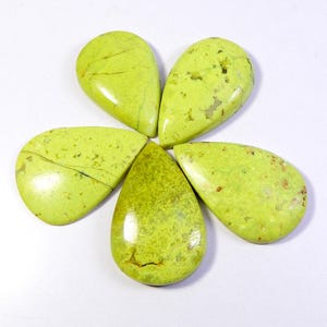 Pietra preziosa di opale verde naturale. Cabochon di opale verde massiccio. Lotto all'ingrosso di opale verde curativo a forma di pera per gioielli. 5 pezzi da 144 ct. KB-10710