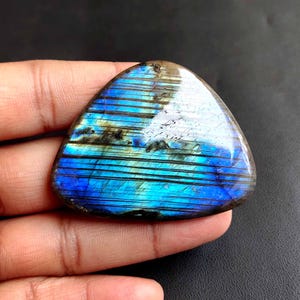 Labradorita Espectrolita Azul. Cabochão de Labradorita Natural. Pedra Gemática de Labradorita Azul Brilhante. Labradorita Elegante para Pingente 152 Quilates KB-8851