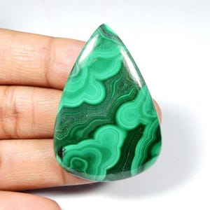 Pietra preziosa di malachite verde. Cabochon di malachite. Unico ~ Malachite verde. 49 x 34 mm Malachite a forma di pera per gioielli. 108 carati KB-10462