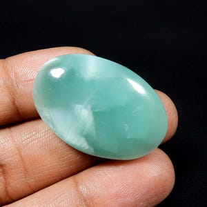Cabochon in emimorfite. Emimorfite azzurro cielo. Pietra preziosa emimorfite. Emimorfite Larimar Design. Emimorfite di forma ovale 47 ct KB-10631