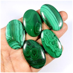Malachite verte. Pierre gemme naturelle de malachite. Cabochon de guérison en malachite. Vente en gros Lot de 5 malachites de forme ovale pour bijoux 315 carats KB-11108