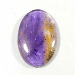 Charmant! Natuurlijke paarse ametrien. Ametrische edelsteen. Geelpaarse ametrische cabochon. 46 x 30 mm ovaal ametrisch kristal los. 93 kt KB-10392