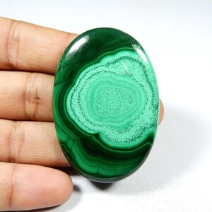 Groene malachietcabochon. Fantastisch! Malachiet. Natuurlijke malachiet edelsteen. Ovale malachietgenezing los voor sieraden. 152 kt. KB-8399
