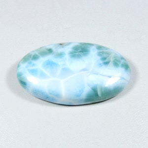 Larimar cabochon. Hemelsblauwe Larimar. Aantrekkelijk! Larimar-edelsteen. Natuurlijke larimar. Ovale vormontwerper Larimar voor sieraden. 127 kts KB-9183
