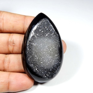 Affascinante! Druzy di geode di agata onice naturale. Druzy di agata nera cabochon. Druzy di onice nero. Druzy di onice a forma di pera. 148 carati. KB-8418