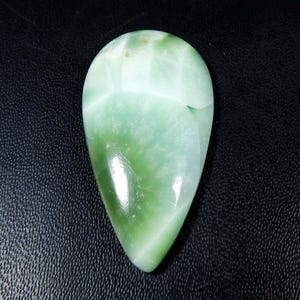 Larimar-ontwerp hemimorfiet. Hemelsblauwe hemimorfiet. Hemimorfiet cabochon. Hemimorfiet edelsteen. Peervorm hemimorfiet 53 ct KB-10638