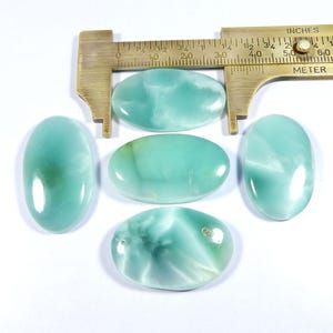 Natuurlijk Larimar-ontwerp hemimorfiet. Hemelsblauwe hemimorfiet edelsteen. 5 stuks ovale vorm groothandel hemimorfiet cabochon Lot 156 cts KB-11010