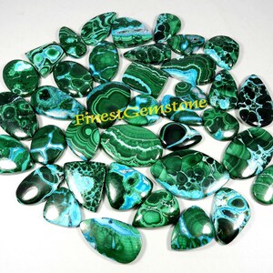 Chrysocolla-malachiet edelsteen. Natuurlijke groenblauwe malachiet chrysocolla cabochon. Groothandelkavel van 1000 cts, 18 stuks chrysocolla-malachiet.