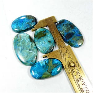 Natuurlijke blauwe Shattuckiet-edelsteen. Shattuckietcabochon. Elegant! Blauwe Shattuckiet. Groothandelkavel van 5 stuks 221 kt Shattuckiet los. KB-10521