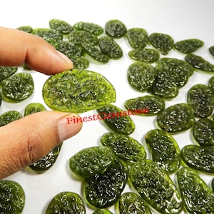 Door de mens gemaakt moldavietkleurig glas. Uniek! Moldaviet designer groen glas. Moldavietglas edelsteen. Groothandelkavel van 16 stuks 500 cts kristalglas.