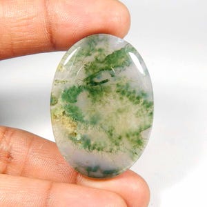 Natuurlijke groene mosagaatcabochon. Mosagaat edelsteen. Prachtig! Zeewiermosagaat. 43 x 31 mm ovale mosagaat los. 72 kt. KB-7597