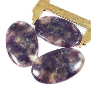 Paarse lepidoliet. Natuurlijke lepidoliet-edelsteen. Leuke ~ lepidolietcabochon. Ovale vorm 3 stuks groothandel lot lepidoliet los 200 cts KB-11023
