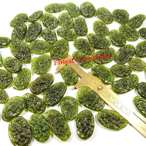Verre vert design moldavite. Verre couleur moldavite. Pierre précieuse artificielle en verre moldavite. Vente en gros lot de 8 verres en cristal de 250 cts.