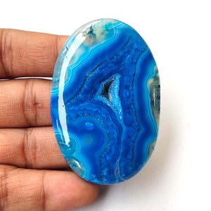 Neonblauwe agaat onyx druzy cabochon. Uniek! Natuurlijke onyx druzy-edelsteen. Onyx-agaat Druzy ovale vorm los voor sieraden 175 cts KB-10385