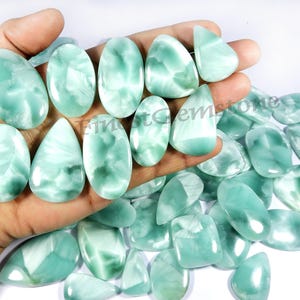 AAA+ hemimorfietcabochon. Natuurlijke hemelsblauwe hemimorfiet. Larimar Design hemimorfiet edelsteen. 500 cts 11-delige groothandelspartij hemimorfiet.
