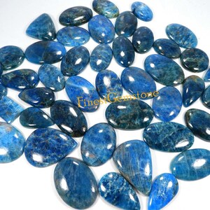 Natuurlijke neonblauwe apatiet edelsteen. Apatiet cabochon. TRENDIG! Neonblauwe apatietgroothandel. Mixvorm gepolijst apatiet. 500 kts 10 stuks