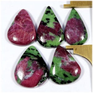 Zoisite verde rubino naturale. Cabochon di zoisite rubino. Gemma di zoisite rossa rubino. Lotto all'ingrosso di 5 pezzi di zoisite rubino a forma di pera, gioielli fai da te KB-11129