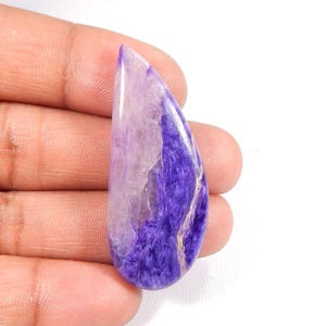 Pedra preciosa charoíta. Única! Cabochão de charoíta natural. Charoíta roxa. Charoíta polida com formato especial, solta para joias. 50 cts. KB-11158
