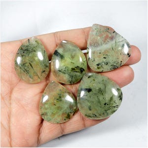 Préhnite rutile naturelle. Belle ~ pierre précieuse préhnite. Cabochon vert en préhnite. Vente en gros, lot de 5 pièces, 249 cts de préhnite polie en vrac. Ko-10537