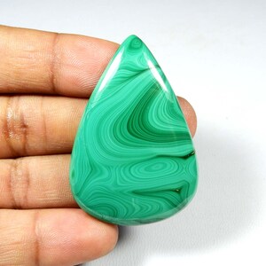 Cabochon en malachite. Énorme ! Pierre gemme naturelle de malachite. Malachite verte. Malachite en forme de poire de 49 x 34 mm cicatrisante pour bijoux 93 Cts KB-8392