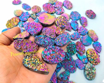 Gecoate titanium cabochon. Druzy-edelsteen van titanium. Groothandelsprijs: 24 stuks 1000 kt titaniumkristal. Regenboogkleurige titanium druzy.