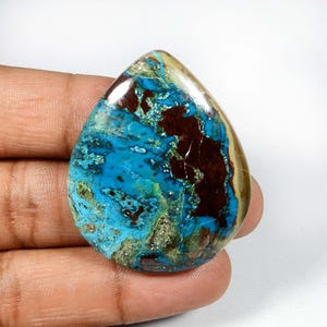 Pietra preziosa Shattuckite. Shattuckite blu. Unica! Cabochon Shattuckite naturale. Shattuckite a forma di pera da 44 x 35 mm per gioielli. 93 carati. KB-9435