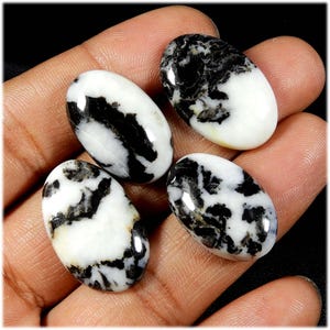 Turquoise buffelsteen. Zwart wit buffelturkoois. Natuurlijke buffelturquoise cabochon. Ovale groothandelpartij: 4 stuks, 77 kt KB-11093