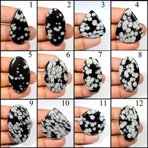 Natuurlijke witte zwarte sneeuwvlok. Sneeuwvlok obsidiaan edelsteen. Geweldig! Cabochon van sneeuwvlokobsidiaan. Mix vorm sneeuw los.