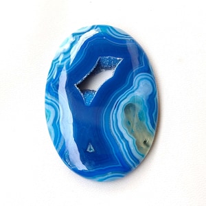 Druzy natuurlijke onyx-agaat. Neonblauwe agaat onyx druzy cabochon. Neonblauwe onyx druzy-edelsteen. 70 x 48 mm ovale onyx-agaat, los 247 kt KB-10367