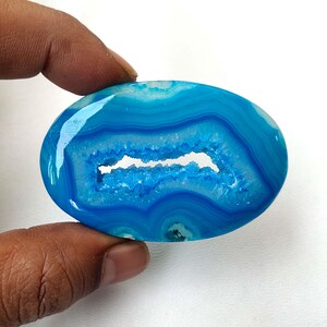 Druzy edelsteen onyx agaat. Natuurlijke neonblauwe agaat Onyx Druzy. Neonblauwe onyx druzy cabochon. 59 x 38 mm ovale onyx-agaat voor hanger KB-10378