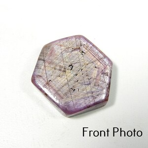 Op de afbeelding: Een gepolijste, gefacetteerde edelsteen met een vijfhoekige vorm. De steen heeft een lavendelkleur met interne lijnen en markeringen. De tekst "Front Photo" in het zwart staat onderaan de afbeelding.