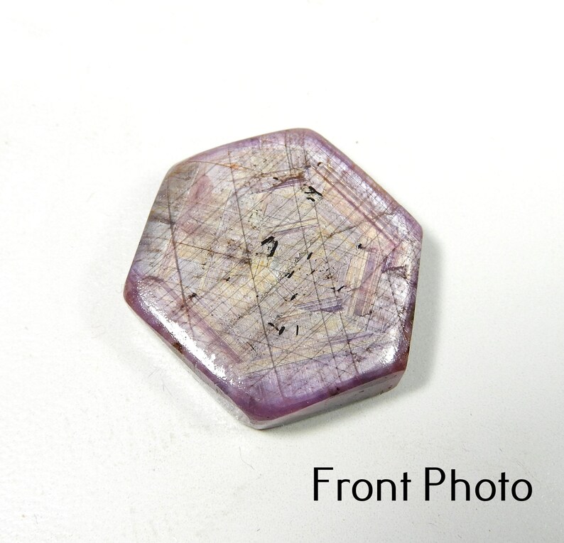 Op de afbeelding: Een gepolijste, gefacetteerde edelsteen met een vijfhoekige vorm. De steen heeft een lavendelkleur met interne lijnen en markeringen. De tekst "Front Photo" in het zwart staat onderaan de afbeelding.