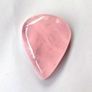 Quarzo rosa naturale. Cabochon di quarzo rosa. Elegante pietra preziosa di quarzo rosa. Quarzo rosa lucido a forma di pera, per gioielli. 112 carati KB-8847