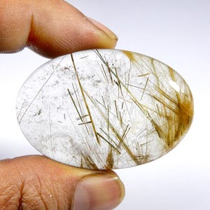 Pietra preziosa di quarzo rutilo. Quarzo rutilo naturale. Cabochon di rutilo dorato multiplo. Cristallo di rutilo ovale sfuso per gioielli. 46 x 32 mm KB-10918