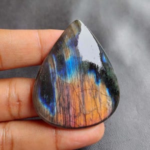 Cabochon di Labradorite Viola Flash. Labradorite Viola Dorata Naturale. Labradorite Spectrolite a Forma di Pera. Pietra Preziosa di Labradorite, 98 carati, KB-9985