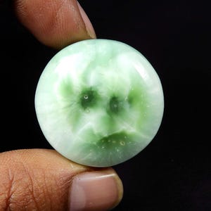 Pierre naturelle hémimorphite. Larimar Design hémimorphite. Cabochon hémimorphite bleu ciel. 30 mm hémimorphite forme ronde en vrac. Ko-10329