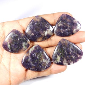 Lépidolite violette. Cabochon lépidolite AAA++. Pierre précieuse naturelle de lépidolite. Lot de 5 coeurs en vrac, lépidolite en vrac, 242 cts KB-11035