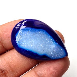 Druzy di agata. Druzy di onice blu naturale. Druzy di agata blu cabochon. Druzy curativa a forma di pera per gioielli, 61 carati KB-9593