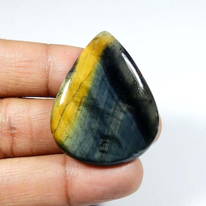 Di tendenza! Gemma di occhio di tigre blu giallo. Occhio di tigre blu naturale. Cabochon di occhio di tigre blu. Occhio di tigre a forma di pera per gioielli. 62 carati. KB-9000