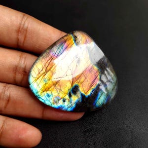 Cabochon di labradorite viola flash AAA+. Pietra preziosa naturale di labradorite viola dorata. Labradorite a forma di cuore da 46 x 51 mm per fai da te KB-7084