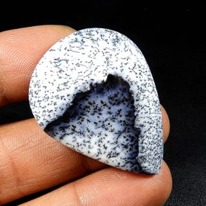 Esotico! Cabochon di opale dendrite naturale. Gemma di opale dendrite bianco-nera. Dendrite lucida a forma di pera, sfusa per gioielli, 35 carati KB-10879