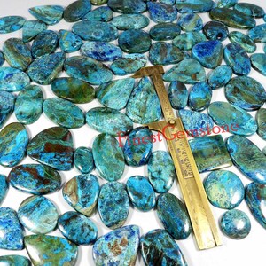 Pierre gemme verte de shattuckite. Très bien rare ! Shattuckite bleue. Cabochon en shattuckite naturelle. Vente en gros 13 pièces 500 Cts Shattuckite pour bijoux