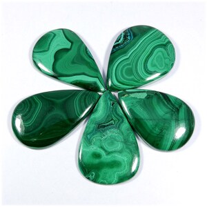 Malachite verte naturelle. Pierre gemme de malachite. Cabochon de guérison en malachite. Lot de 5 malachites en forme de poire pour bijoux, 272 carats KB-11116