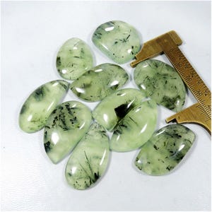 Cabochon préhnite. Préhnite rutile verte naturelle. Pierre précieuse préhnite. Lot de 10 pcs en gros 375 cts de préhnite lisse pour pendentif. Ko-10530