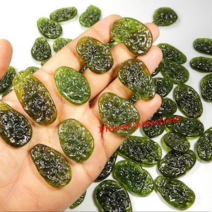 Moldavietkleurig glas. Moldaviet designer groen glas. Door de mens veroorzaakte edelsteen van Moldavietglas. Groothandel partij glas kristalglas. 32 stuks 1000 cts