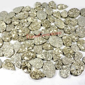 Druzy-cabochon van pyriet. Druzy-geode van gouden pyrietkristal. TRENDIG! Natuurlijke pyrietedelsteen. Mixvorm pyriet druzy groothandel partij 1 tot 110 stuks