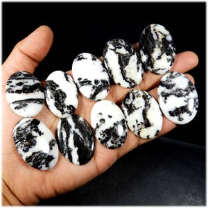 Natuurlijk zwart wit buffelturkoois. Turquoise buffelsteen. Buffelturkoois cabochon. Ovale groothandel: 10 delig 490 kt KB-11095