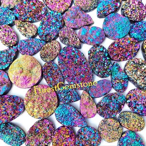 Drusa de titânio. RARIDADE! Pedra preciosa de drusa de titânio com revestimento arco-íris. Cabochão de titânio multicolorido. Lote de cristal de titânio com preço de atacado.